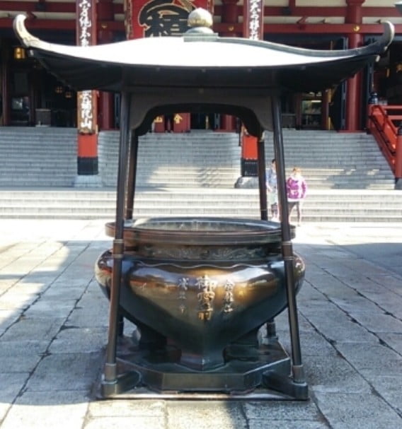 煙の出所は、浅草寺の本堂前の「香炉（こうろ）」です (2)